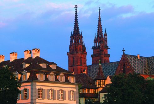 Basels Münster-katedral har to ulike tårn med spir, som er synlige fra hele byen. Foto: © Basel Tourismus / Andreas Gerth Basel, Münster, Rhinen, romertid, middelalder, kulturseverdigheter, gamlebyen, marktplatz, Sveits