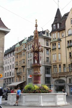 Den flotte gamle brønnen på Fischmarkt, ikke langt fra Marktplatz og Mittlere Brücke. Foto: Lienberger / Wikipedia Basel, Fischmarkt, Rhinen, romertid, middelalder, kulturseverdigheter, gamlebyen, marktplatz, Sveits