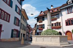 Gemsbrunnen er en av mange flott dekorerte brønner fra middelalderen i Basels gamleby. Foto: © Basel Tourismus Basel, Gemsbrunnen, Rhinen, romertid, middelalder, kulturseverdigheter, gamlebyen, marktplatz, Sveits