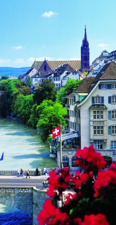 Grossbasler Rheinufer heter elvepromenaden langs vakre Rhinen i gamlebyen - her ved Mittlere Brücke. Foto: © Basel Tourismus / Niklaus Buergin Basel, Rhinen, romertid, middelalder, kulturseverdigheter, gamlebyen, marktplatz, Sveits