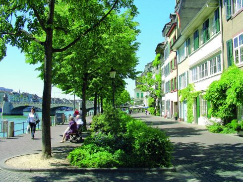 Det er vakkert langs Rhinen - her fra Rheinpromenade på Kleinbasel-siden ved Mittlere Brücke. Foto: © Basel Tourismus / Daniel-Petkovic Basel, Rheinpromenade, Rhinen, romertid, middelalder, kulturseverdigheter, gamlebyen, marktplatz, Sveits