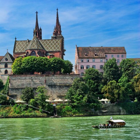 Münsterkatedralen ligger på byens høyeste punkt, og fra plassen Pfalz over Rhinen er det fantastisk utsikt. Basel, Rhinen, romertid, middelalder, kulturseverdigheter, gamlebyen, marktplatz, Sveits