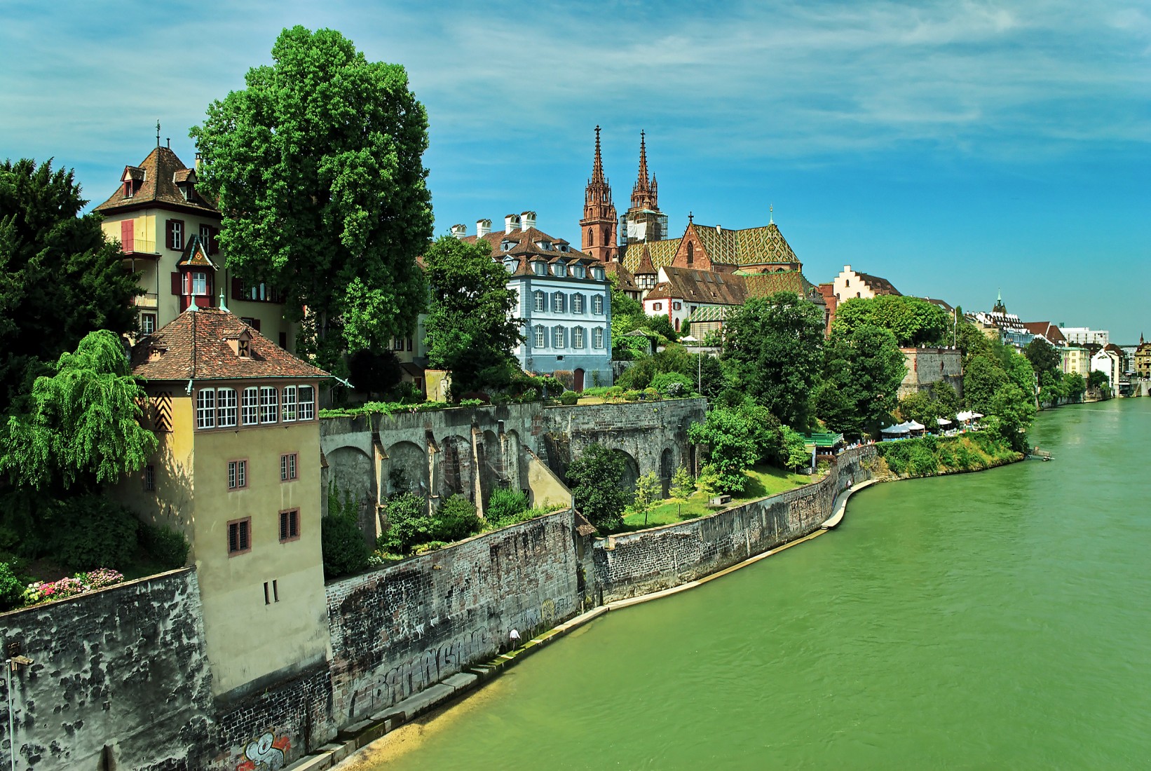 Gamlebyen med Münsterberg sett fra jernbroen Wettsteinbrücke, som ligger mellom Grossbasel Altstadt og St. Alban Basel, Rhinen, romertid, middelalder, kulturseverdigheter, gamlebyen, marktplatz, Sveits