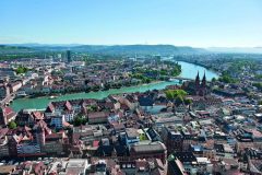 Panorama over Basel med gamlebyen Grossbasel Altstadt mellom Mittlere Brücke til venstre, Wettsteinbrücke til høyre og bydelen St. Alban til høyre for den, igjen. Foto: © Basel Tourismus Basel, Rhinen, romertid, middelalder, kulturseverdigheter, gamlebyen, marktplatz, Sveits