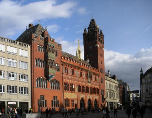 Rathaus - Basels rådhus er delvis i gotisk stil fra middelalderen, mens noe er fra begynnelsen av1500-tallet i renessansestil. Foto: Gryffindor / Wikipedia Basel, Rathaus, Rhinen, romertid, middelalder, kulturseverdigheter, gamlebyen, marktplatz, Sveits