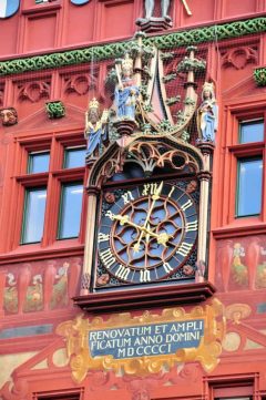 Rådhusets klokke er dekorert, slik det er vanlig i denne delen av Europa. Foto: Ralf Roletschek / Wikipedia Basel, Rathaus, Rhinen, romertid, middelalder, kulturseverdigheter, gamlebyen, marktplatz, Sveits