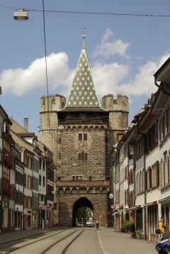 Spalentor er en av de tre flotte bevarte byportene fra Basels gamle bymur, oppført på slutten av 1400-tallet. Spalentor sto i følge skriftlige kilder ferdig i år 1498. Basel, Spalentor, Rhinen, romertid, middelalder, kulturseverdigheter, gamlebyen, marktplatz, Sveits