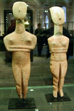 Samlingene i Musée du Louvre spenner over mange tusen år - her kykladiske figurer fra cirka 2.000 år før vår tidsregning. Foto: © Paris Tourist Office / Amelie Dupont Paris, Musée du Louvre, Grand Palais, Latinerkvarteret, Champs Élysées, Ile de Cité, Notre Dame, middelalder, Tuilerie, obelisken, Ile de France, Unescos liste over Verdensarven, Seinen, Nord-Frankrike, Frankrike