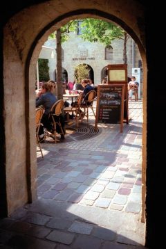 Det er rett og slett hyggelig å tilbringe en ettermiddag i Bercy Village. Foto: © Paris Tourist Office / Amélie Dupont Paris, Bercy Village, Hôtel des Invalides, Grand Palais, Latinerkvarteret, Champs Élysées, Ile de Cité, Notre Dame, middelalder, Tuilerie, obelisken, Ile de France, Unescos liste over Verdensarven, Seinen, Nord-Frankrike, Frankrike