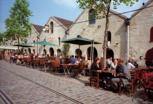 Gjenbruk av lagerhaller fra 1800-tallet for vin er rammen for denne trivelige og livlige bydelen ved Seinen. Foto: © Paris Tourist Office / Amélie Dupont Paris, Bercy Village, Hôtel des Invalides, Grand Palais, Latinerkvarteret, Champs Élysées, Ile de Cité, Notre Dame, middelalder, Tuilerie, obelisken, Ile de France, Unescos liste over Verdensarven, Seinen, Nord-Frankrike, Frankrike