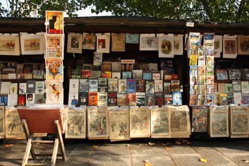 Bouquiniste er et typisk Paris-fenomen - her selges brukte bøker, gamle aviser og tykksaker til glede for samlere - og dem er det mange av. Foto: Benh Lieu Song / Wikipedia Paris, Quartier Latin, Latinerkvarteret, Champs Élysées, Ile de Cité, Notre Dame, middelalder, Tuilerie, obelisken, Ile de France, Unescos liste over Verdensarven, Seinen, Nord-Frankrike, Frankrike