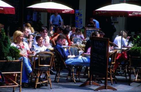 Avslappet på café i Latinerkvarteret ved Boulevard St.-Michel. Foto: © Paris Tourist Office / Arnaud Therriér Paris, Ile de Cité, Notre Dame, middelalder, Tuilerie, obelisken, Ile de France, Unescos liste over Verdensarven, Seinen, Nord-Frankrike, Frankrike