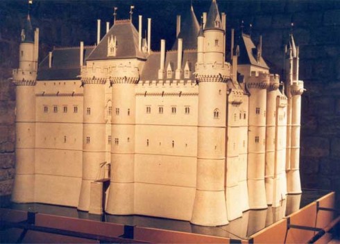 Modell av middelalderens Château de Louvre, slik det så ut sent på 1200-tallet. Foto: Jurgen E Haug / Wikipedia Paris, Château de Louvre , romertid, Ile de Cité, Notre Dame, middelalder, Tuilerie, obelisken, Ile de France, Unescos liste over Verdensarven, Seinen, Nord-Frankrike, Frankrike