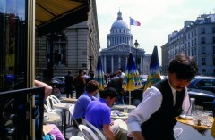 Man trenger en forfriskning for å døyve inntrykkene etter et besøk i Panthéon. Foto: © Paris Tourist Office / Catherine Thiebault Paris, Pantéon, Quartier latin, Ile de Cité, Notre Dame, middelalder, Tuilerie, obelisken, Ile de France, Unescos liste over Verdensarven, Seinen, Nord-Frankrike, Frankrike