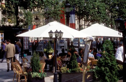 Spis gjerne lunsj på en av Champs Élysées elegante fortausrestauranter, men pass på tidene - mellom klokken 12.00 og 14.30. Foto: © Paris Tourist Office / E. Boucher Paris, Champs Élysées, Ile de Cité, Notre Dame, middelalder, Tuilerie, obelisken, Ile de France, Unescos liste over Verdensarven, Seinen, Nord-Frankrike, Frankrike