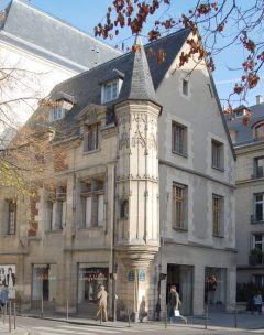 Maison de Jean Herouet ligger i nr 54 Rue des Francs-Bourgeois i Le Marais. Foto: Pline / Wikipedia Paris, Maison de Jean Herouet, Hôtel de Cluny, romertid, Ile de Cité, Notre Dame, middelalder, Tuilerie, obelisken, Ile de France, Unescos liste over Verdensarven, Seinen, Nord-Frankrike, Frankrike