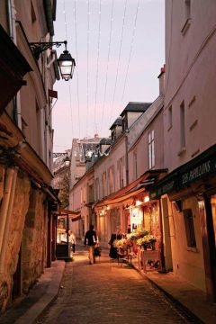 Rue Mouffetard ved Pantheon bærer preg av å ha vært med en stund, sannsynligvis helt siden romertiden. Foto: © Paris Tourist Office / Nicky Bouwmeester Paris, Pantéon, Quartier latin, Ile de Cité, Notre Dame, middelalder, Tuilerie, obelisken, Ile de France, Unescos liste over Verdensarven, Seinen, Nord-Frankrike, Frankrike