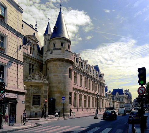 Det gamle klosteranlegget Saint-Martin-des-Champs er i dag museum - her sett fra Rue Saint-Martin. Foto Mbzt / Wikipedia Paris, Cloitre Saint Martin, Hôtel de Cluny, romertid, Ile de Cité, Notre Dame, middelalder, Tuilerie, obelisken, Ile de France, Unescos liste over Verdensarven, Seinen, Nord-Frankrike, Frankrike