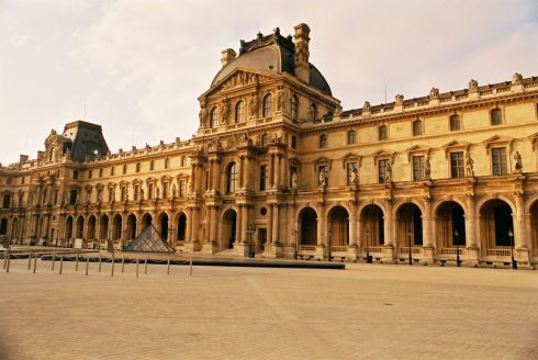 Musée du Louvre i Paris er et av verdens flotteste museer. Palasset ble påbegynt på 1100-tallet, som en festning. Paris, Musee Louvre, Grand Palais, Latinerkvarteret, Champs Élysées, Ile de Cité, Notre Dame, middelalder, Tuilerie, obelisken, Ile de France, Unescos liste over Verdensarven, Seinen, Nord-Frankrike, Frankrike