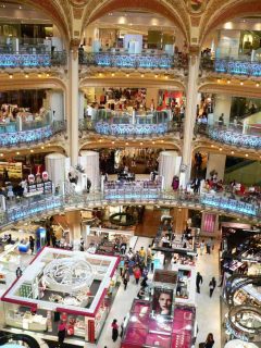 Fra ett av Paris' overdådige magasiner - finner du ikke det skal ha her, så skal du kanskje ha en kamel Paris, Magasin, Bercy Village, Hôtel des Invalides, Grand Palais, Latinerkvarteret, Champs Élysées, Ile de Cité, Notre Dame, middelalder, Tuilerie, obelisken, Ile de France, Unescos liste over Verdensarven, Seinen, Nord-Frankrike, Frankrike