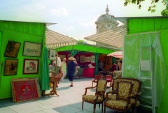 Loppemarkedet på Place Saint-Sulpice kan by på mye rart og vel så det. Foto: © Paris Tourist Office / Amélie Dupont Paris, Marché aux Puces de Saint-Ouen, Bercy Village, Hôtel des Invalides, Grand Palais, Latinerkvarteret, Champs Élysées, Ile de Cité, Notre Dame, middelalder, Tuilerie, obelisken, Ile de France, Unescos liste over Verdensarven, Seinen, Nord-Frankrike, Frankrike