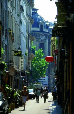 Fra smuget Rue Grégoier- de-Tours, som krysser Boulevard Saint Germain mellom kirken St.-Germain des Prés og Latinerkvarteret. Foto: © Paris Tourist Office / Eric Lefeuvre Paris, Ile de Cité, Notre Dame, middelalder, Tuilerie, obelisken, Ile de France, Unescos liste over Verdensarven, Seinen, Nord-Frankrike, Frankrike