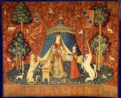 Hele seks billedvever i serien Millefleurs fra 14-1500-tallet er utstilt samlet - her Frue med Enhjørning. Kilde: Wikipedia Frue med Enhjørning, Hôtel de cluny, Paris, Ile de Cité, Notre Dame, middelalder, Tuilerie, obelisken, Ile de France, Unescos liste over Verdensarven, Seinen, Nord-Frankrike, Frankrike