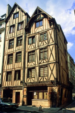 Bindingsverk fra middelalderen i Paris? I Rue François Miron i bydelen i Marais / 4. arrondissement står disse to husene fra 1300-tallet. Foto: © Paris Tourist Office / Jacques Lebar Paris, Louvre, middelalder, Tuilerie, obelisken, Ile de Cité, Notre Dame, Ile de France, Unescos liste over Verdensarven, Seinen, Nord-Frankrike, Frankrike