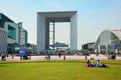 Den futuristiske og hypermoderne bydelen La Defence ligger i forlengelsen av Champs Élysées forbi Triumfbuen. Foto: © Paris Tourist Office / Jacques Lebar Paris, La Defence, Louvre, middelalder, Tuilerie, obelisken, Ile de Cité, Notre Dame, Ile de France, Unescos liste over Verdensarven, Seinen, Nord-Frankrike, Frankrike