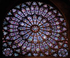 Det vakre rosevinduet fra middelalderen sett innenfra. Foto: © Paris Tourist Office / Amelie Dupont Paris, Ile de Cité, Notre Dame, middelalder, Tuilerie, obelisken, Ile de France, Unescos liste over Verdensarven, Seinen, Nord-Frankrike, Frankrike
