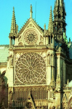 Det berømte rosevinduet på tverrskipet mot sør måler 13 meters høyde. Foto: © Paris Tourist Office / Amelie Dupont Paris, Ile de Cité, Notre Dame, middelalder, Tuilerie, obelisken, Ile de France, Unescos liste over Verdensarven, Seinen, Nord-Frankrike, Frankrike