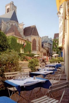 Stikkord lunsj. Forslag: Chez Julien ved Eglise Saint-Gervais i Rue des Barres i bydelen Le Marais / 4. arrondissement. Foto: © Paris Tourist Office / Amelie Dupont Paris, Chez Julien, Marais, Louvre, Tuilerie, obelisken, Ile de Cité, Notre Dame, Ile de France, Unescos liste over Verdensarven, Seinen, Nord-Frankrike, Frankrike