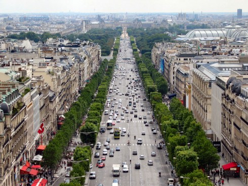 Avenue des Champs Elysees sett fra toppen av Triumfbuen - i det fjerne museet Louvre med Tuileries-parken foran og Place de Concorde med obelisken foran den igjen Paris, Louvre, Tuilerie, obelisken, Ile de Cité, Notre Dame, Ile de France, Unescos liste over Verdensarven, Seinen, Nord-Frankrike, Frankrike