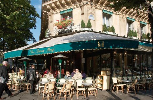 Bydelscafeen Les Deux Magots ved Boulevard Saint Germain hadde prominente gjester som Hemingway, Picasso og Albert Camus. Foto: © Tourisme Paris / David Lefranc Paris, Ile de Cité, Notre Dame, Ile de France, Unescos liste over Verdensarven, Seinen, Nord-Frankrike, Frankrike