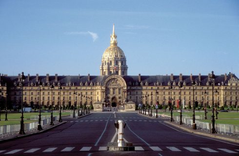 Hotel des Invalides ble bygget som et sykehjem for skadde og invalidiserte soldater, mens den gullforgylte kuppelen tilhører Invalidedomen, bygd av og for kong Louis XIV., bedre kjent som Solkongen Ludvig den 14. for å inneholde kongelige graver. Foto: © Paris Tourist Office / Barthelemy Ruggeri Paris, Invalidedomen, Louvre, Tuilerie, obelisken, Ile de Cité, Notre Dame, Ile de France, Unescos liste over Verdensarven, Seinen, Nord-Frankrike, Frankrike
