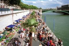 Paris Plage - stranden - er et populært stykke for strandløver langs Seinens høyre bredd på begge siden av broen Pont Notre Dame, med utsikt til Ile de Cité. Foto: © Paris Tourist Office / Amelie Dupont Paris, Plage, Pont Notre Dame, Louvre, Tuilerie, obelisken, Ile de Cité, Notre Dame, Ile de France, Unescos liste over Verdensarven, Seinen, Nord-Frankrike, Frankrike