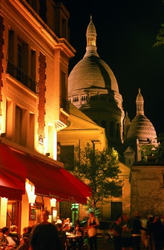 Place du Tertre på Montmartre - turistens (og servitørens) våte drøm. Foto: © Paris Tourist Office / David Lefranc Paris, Montmartre, Sacre Coeure, Hôtel des Invalides, Grand Palais, Latinerkvarteret, Champs Élysées, Ile de Cité, Notre Dame, middelalder, Tuilerie, obelisken, Ile de France, Unescos liste over Verdensarven, Seinen, Nord-Frankrike, Frankrike
