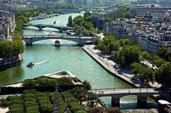 Seinen er elven som definerer Paris - elvebreddene her er oppført på Unescos liste over Verdensarven - broen Pont Neuf nærmest. Foto: © Paris Tourist Office / Amelie Dupont Paris, Seinen, Pont Neuf, Louvre, Tuilerie, obelisken, Ile de Cité, Notre Dame, Ile de France, Unescos liste over Verdensarven, Seinen, Nord-Frankrike, Frankrike