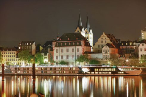 Mosel og gamlebyen i Koblenz - med Florinskirche i bakgrunnen og Mittelrhein Museum i forgrunnen. Foto: © Koblenz-Touristik P!ELmedia Koblenz, Deutsches Eck, Rhinen, Rheintal, romertid, middelalder, Unescos liste over Verdensarven, Vest-Tyskland