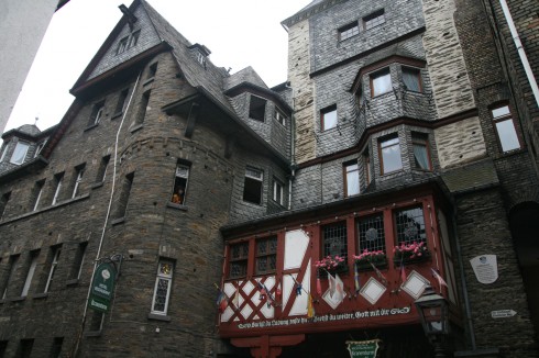 Det nok av arkitektoniske godbiter i Bararach - her en av de gamle byportene som nå inngår som en dal av et hotell. Foto: © reisdit.no Bacharach, Rhinen, Rheintal, romertid, middelalder, Unescos liste over Verdensarven, Vest-Tyskland