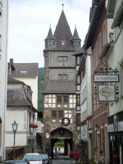 En av Bacharachs mange bevarte byporter, Marktturm, ble oppført mellom år 1322 og 1366. Foto: © reisdit.no Bacharach, Rhinen, Rheintal, romertid, middelalder, Unescos liste over Verdensarven, Vest-Tyskland