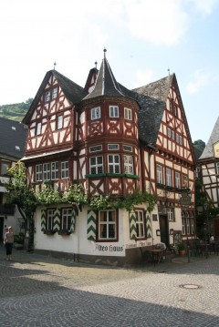 Det er helt utolig å tenke på at dette vesle huset har stått her siden år 1368, oppført 20 år etter Svartedauen! Foto: © reisdit.no Altes Haus, Bacharach, Rhinen, Rheintal, romertid, middelalder, Unescos liste over Verdensarven, Vest-Tyskland
