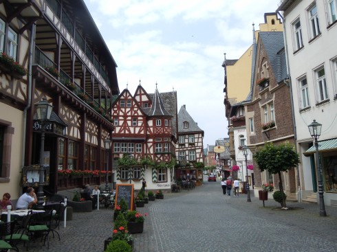Ikkeno' stress i Baracharachs største veikryss. Altes Haus - det gamle huset - fra år 1368 rett frem. Foto: © reisdit.no Bacharach, Rhinen, Rheintal, romertid, middelalder, Unescos liste over Verdensarven, Vest-Tyskland