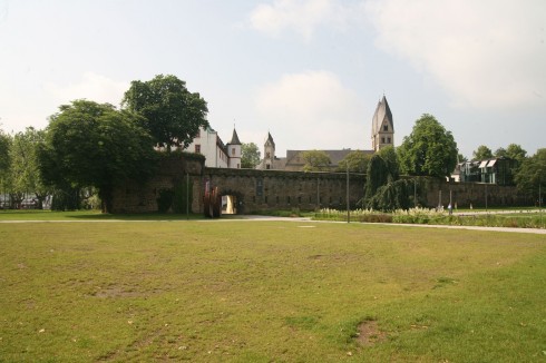 Fra de eldste bymurene rundt Koblenz - rett ved Deutsches Eck - her lå det et stort kloster i middelalderen. Foto: © reisdit.no Koblenz, Deutsches Eck, Mosel, Rhinen, Rheintal, romertid, middelalder, Unescos liste over Verdensarven, Vest-Tyskland