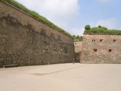 Festung Ehrenbreitstein ble påbegynt for mer enn 1.000 år siden og er et imponerende anlegg med enorme dimensjoner - sprøtt å tenke på at det aldri har vært i kamp. Foto: © reisdit.no Koblenz, Festung Ehrenbreitstein, Deutsches Eck, Mosel, Rhinen, Rheintal, romertid, middelalder, Unescos liste over Verdensarven, Vest-Tyskland