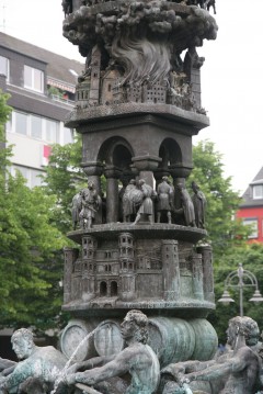Fra nederste del av Historiesøylen, som forteller om romertid og handel med vin. Foto: © reisdit.no Koblenz, Deutsches Eck, Mosel, Rhinen, Rheintal, romertid, middelalder, Unescos liste over Verdensarven, Vest-Tyskland