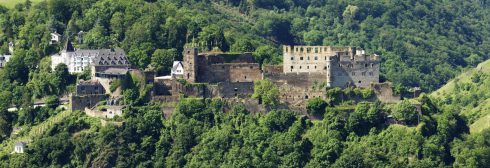 Burg Rheinfels fotografert fra den andre siden av Rhinen. Se nøye på bildet så skjønner du hvor enorm denne borgen har vært. Foto: Johannes Robaltoff / Wikipedia Rhinen, Burg Rheinfels, Rheintal, romertid, middelalder, Unescos liste over Verdensarven, Vest-Tyskland