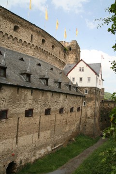 Burg Rheinfels har dimensjoner så det holder. Her den delen som vender bort fra Rhinen. Foto: © reisdit.no Rhinen, Burg Rheinfels, Rheintal, romertid, middelalder, Unescos liste over Verdensarven, Vest-Tyskland
