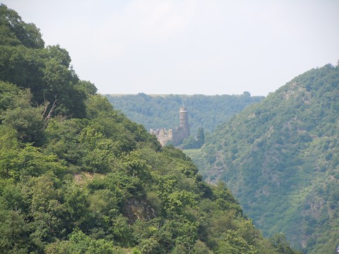 Fra Burg Rheinfels er det utsikt til neste tollstasjon. Mon tro hva de arme handelsreisende tenkte i middelalderen? Foto: © reisdit.no Rhinen, Burg Rheinfels, Rheintal, romertid, middelalder, Unescos liste over Verdensarven, Vest-Tyskland