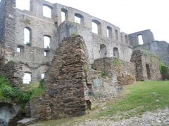 En god del av borgen består i dag av ruiner - men tenk for et anlegg dette må ha vært i middelalderen! Foto: © reisdit.no Rhinen, Rheintal, romertid, middelalder, Unescos liste over Verdensarven, Vest-Tyskland